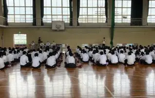 「卒業生による講演会」が実施されました。